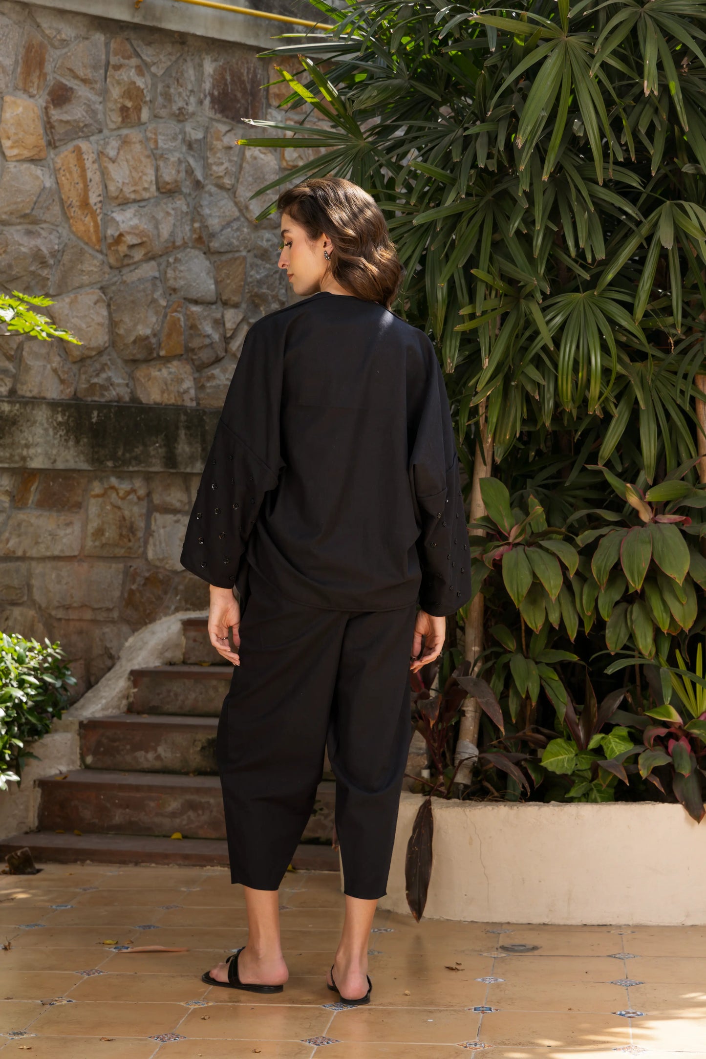 Edge Shrug Black Dot Boota